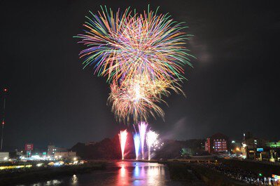色とりどりの花火が夜空を鮮やかに染める