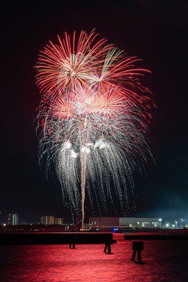 赤と白が水面に映える花火