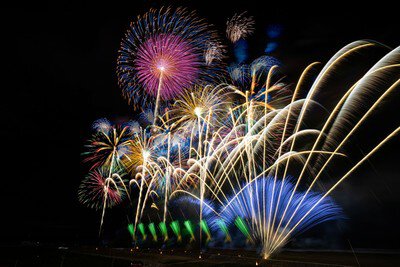 夜空を埋め尽くす圧巻のワイド花火