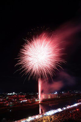 夜空を染め上げる鮮やかな紅色の大輪
