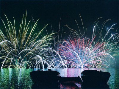 湖面を彩る色鮮やかな花火の連続