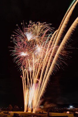 夜空を突き抜ける黄金の光線