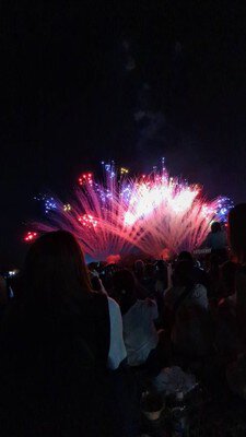 観客が見守るワイド演出