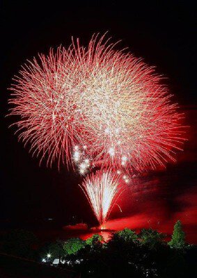 迫力満点、夜空を赤く染める大輪の花火