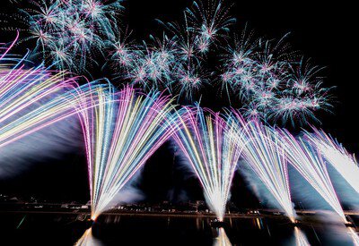 カラフルな光が夜空と水面を彩る瞬間