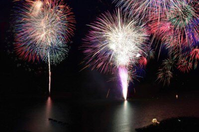 湖面を彩る迫力満点の大輪の花火