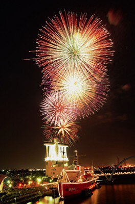港の灯りと花火が織りなす幻想的な光景