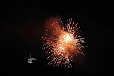 夜空に可憐に咲いた赤い大輪の花火