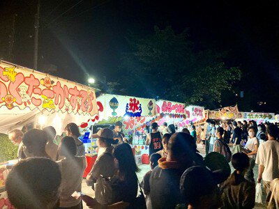 屋台が並ぶ磯部公園の賑わい