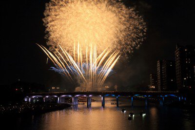 夜空を覆う圧巻の大玉花火