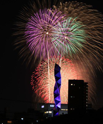 建物と大輪の花火のコントラストが美しい