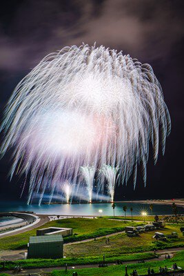 海上に大輪の花を咲かせる白銀の大玉花火