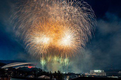 迫力満点の花火が夜空に広がる
