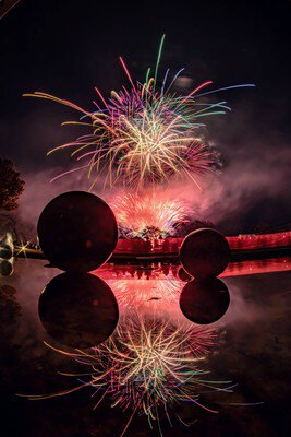 色とりどりの花火が夜空と湖を照らす