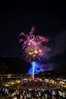 ステージ上空に打ち上がる迫力の花火