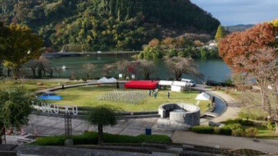 秋空の下、設営が進む会場の様子
