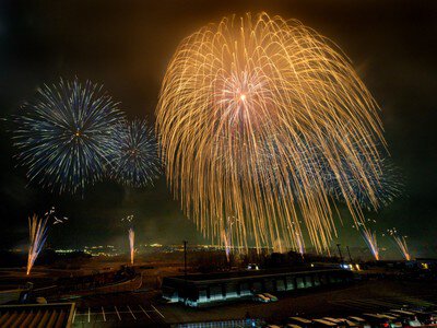 富士山花火vsスピードウェイ2026 迫力満点の大輪花火がサーキット夜空を彩る