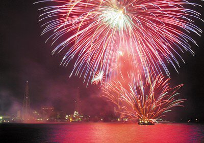たけはら夏まつり花火大会 海上の夜空一面に豪快に花火が打ち上がる