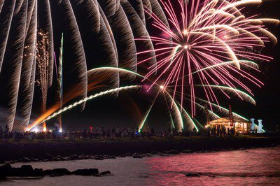 波止のまつり納涼花火大会 夏祭りの夜を彩る約3000発、菊港から打ち上げられる色鮮やかな花火
