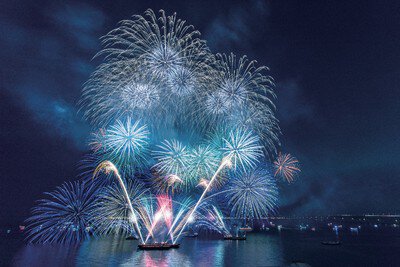 SKY ORCHESTRA in SUNSET BEACH PARK INAGE(スカイオーケストラ イン サンセットビーチパーク稲毛)【2025年中止】 夜空を華やかに彩るシンクロ花火の瞬間