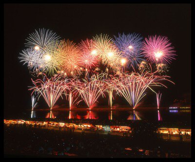 第367回 筑後川花火大会 夜空をカラフルに彩る豪華な花火