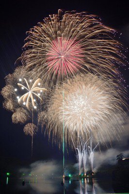 亀山湖上祭 君津市民花火大会 湖一面に映し出されるスターマインが幻想的な世界に誘う