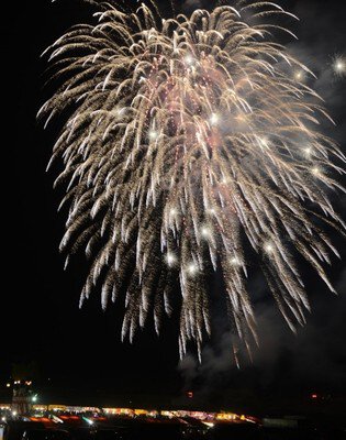 土居夏まつり 花火大会 音楽やレーザーの演出に合わせて花火が打ち上がる