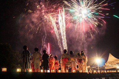 第5回 芽室花火大会「華音2026」 ポップ曲やレーザーショーの演出とともに大輪の花火が打ち上がる