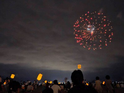 第59回 岡谷花火まつり スカイランタンと大玉花火が夜空を彩る