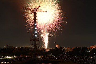 令和8年 習志野駐屯地夏まつり 落下傘塔を背に夜空を染める大輪の花火
