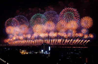 酒田の花火 2026「つなぐ絆、未来に響け一万発」 約1万発の色とりどりの花火が空一面に打ちあがる