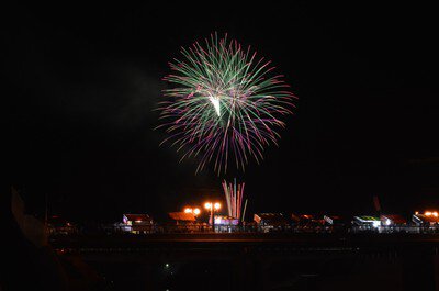 第94回厚狭花火大会 夜空に広がる花火が川面に反射し、幻想的な光景が広がる