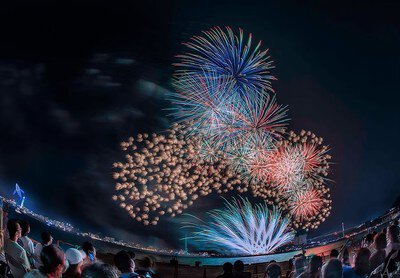 第39回 関門海峡花火大会 海岸からでも、山の上からでも眺められるので、花火と一緒に夜景を楽しめる