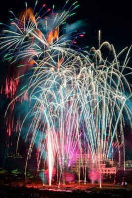 下呂温泉まつり「下呂温泉花火ミュージカル夏公演」 下呂温泉街を大輪の花火が彩る