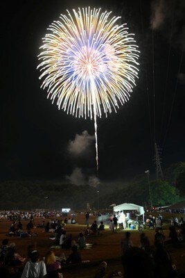 第58回 見附まつり花火大会 目の前で臨場感あふれる花火を楽しめる