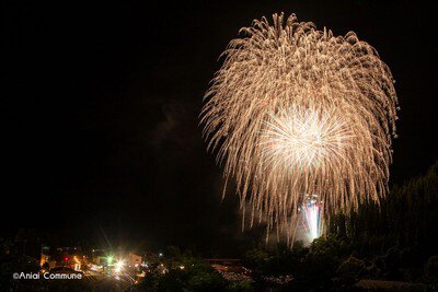 第64回 阿仁の花火と灯籠流し 山峡にこだまする3000発の花火の競演