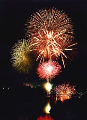 第74回 ろうかく湖とうろう流しと花火大会 2時間にわたって4000発の花火を堪能できる