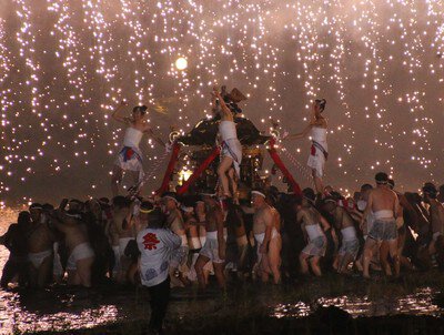 第74回 おんねゆ温泉まつり 火の粉が一斉に流れ落ちる仕掛け花火は壮観だ