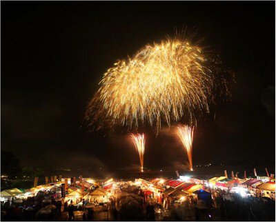 二市一ヶ村日橋川「川の祭典」花火大会 中国花火は独特な色や炸裂音が特長