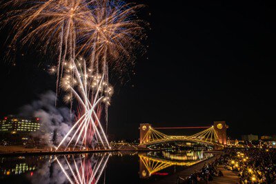 環水花火シンフォニーinクリスマスナイト 夜空と水面が一体になる迫力の音楽花火