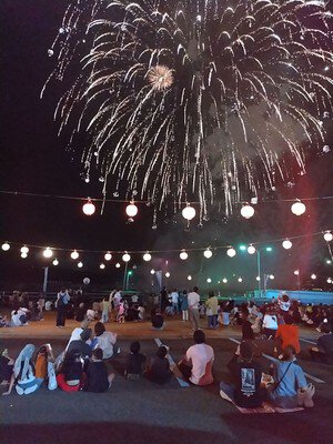 たびら夏まつりシーサイド花火大会 豪快に花開く大輪は必見