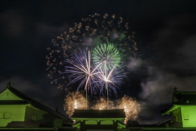 第47回 山形大花火大会 城郭を背景に豪快な花火が舞う