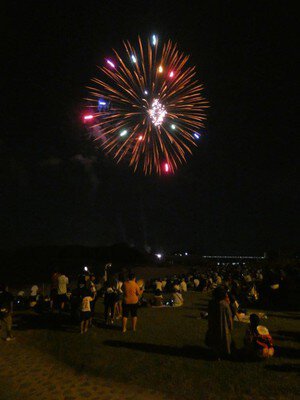 鎮西町夏まつり「波戸岬花火大会」 原っぱや砂浜に寝転んで観賞できる