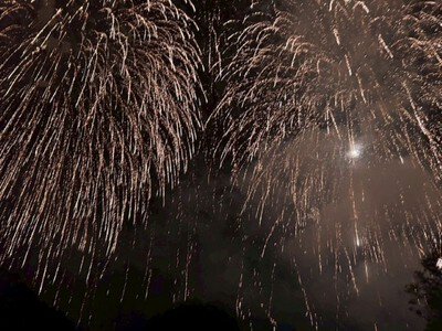 トロントロン花火大会 2026 音楽に乗せて次々と打ち上がる約3000発の花火が川南の夜空を埋め尽くす