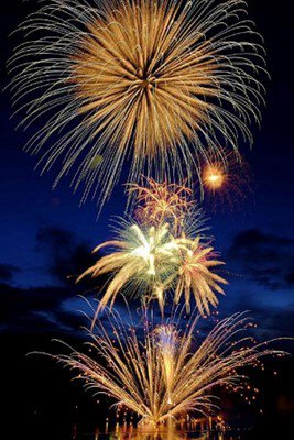 田瀬湖湖水まつり 水・空中花火大会 夜空を彩る約3000発の花火が田瀬湖を照らす