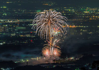 Super Premium JOYO(スーパープレミアム城陽)秋花火大会 in 2025 市街地を背景に輝く花火の大輪