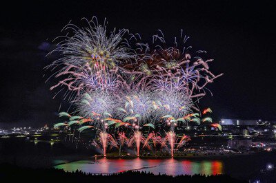 第22回 男鹿日本海花火 音楽連動の花火やナイアガラ、ワイドスターマインが見どころ
