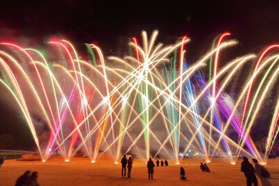 東京ドイツ村 25th Anniversary Fire Sparkle 〜25周年記念花火大会〜 広大な天然芝の上でリラックスしながら花火を楽しめる(画像はイメージ)