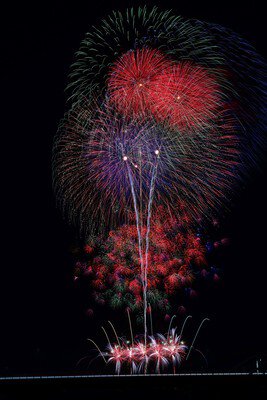 刀水橋花火大会 夜空を鮮やかに染める大輪の花火が次々と打ち上がる