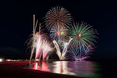 2026にかほの花火 海上に映える幻想的な大輪の花火